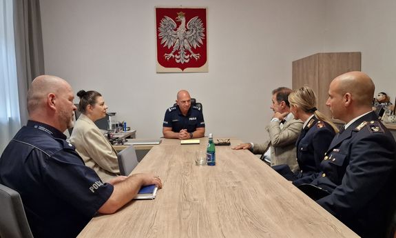 Czworo umundurowanych policjantów, dwóch polskich policjantów, dwoje włoskich