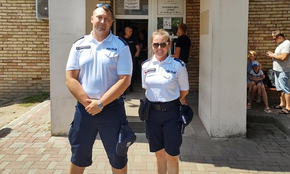 Dwójka polskich umundurowanych policjantów przy wejściu do bułgarskiego komisariatu Policji