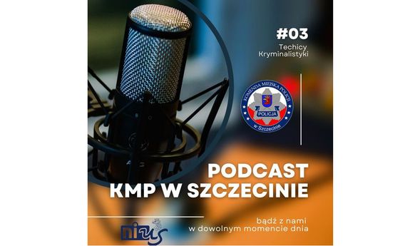 mikrofon z napisem: Podcast KMP w Szczecinie #03 Technicy Kryminalistyki. Bądź z nami w dowolnym momencie dnia.
Powyżej logo Komendy Miejskiej Policji w Szczecinie i studenckiego Radia Uniwersytetu Szczecińskiego NIUSRADIO