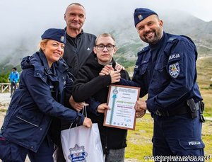 umundurowani policjanci na szlaku z mężczyzną i chłopcem