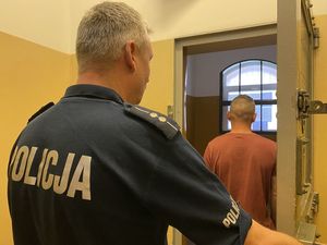 policjant z zatrzymanym