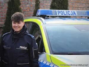 policjantka stoi przy radiowozie