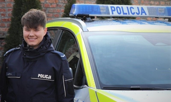 policjantka stoi przy radiowozie