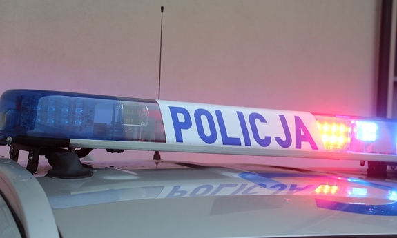 sygnały świetlne z napisem Policja na dachu radiowozu policyjnego