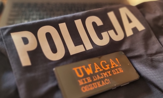 Napis policja na granatowym tle