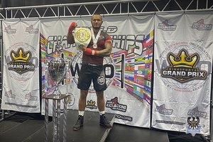 Sierżant Konrad Piechaczek z pasem mistrzowskim na podium