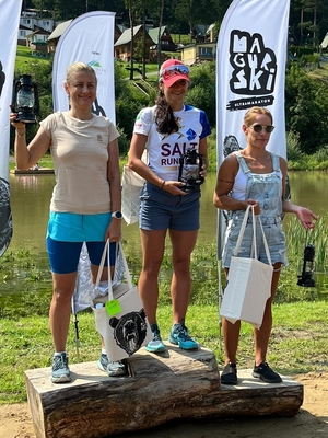 trzy najlepsze zawodniczki na podium zawodów