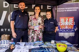 Policjanci i pracownik cywilny w namiocie profilaktycznym.