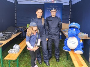 Para policjantów z dzieckiem w namiocie profilaktycznym.