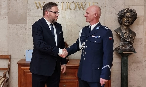 ambasador Polski w Ukrainie wita się z nowym oficerem łącznikowym