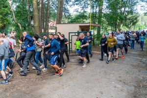 uczestnicy biegu pokonujący trasę