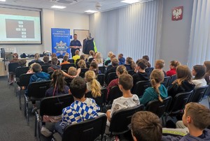 Policjant rozmawia z grupą dzieci.