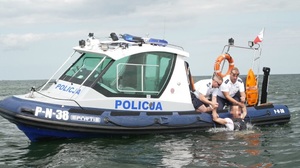 Policjanci wyciągają z wody mężczyznę