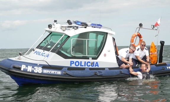 Policjanci wyciągają z wody mężczyznę