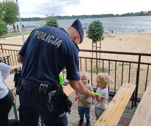 Policjant z dwójką dzieci.