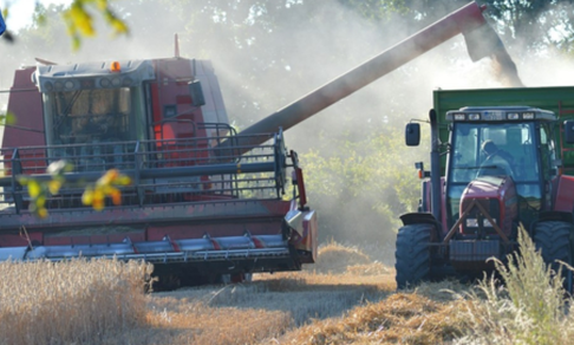 kombajn i traktor podczas prac polowych