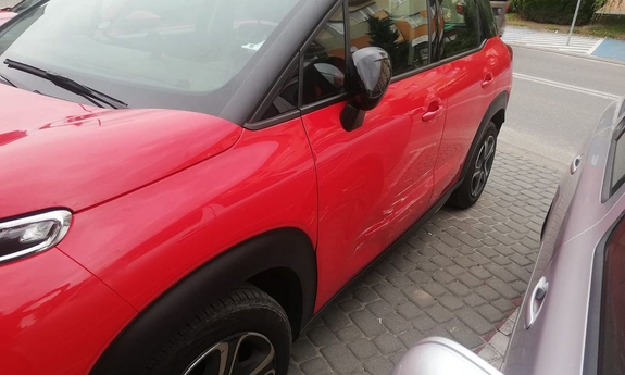Uszkodzony pojazd marki citroen w kolorze czerwonym