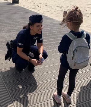 Spotkanie policjantki z dziećmi na plaży