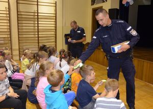 Policjanci rozdawali dzieciom ulotki
