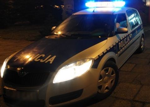 radiowóz policyjny nocą