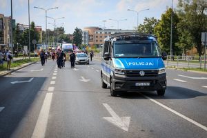 policyjne radiowozy na ulicy podczas imprezy masowej