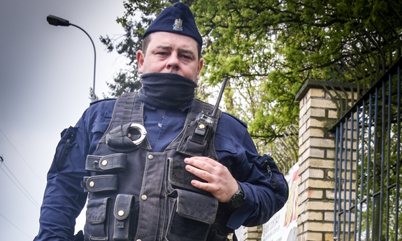 umundurowany policjant z psem służbowym