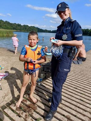 Policjanta rozdaje ulotki na plaży