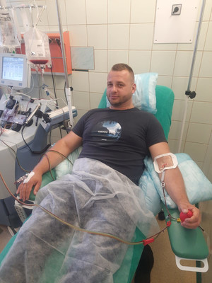 Sierżant sztabowy Dariusz Kochmański podczas oddawania krwi
