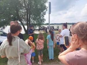Policjanci spotkali się z wypoczywającymi nad wodą