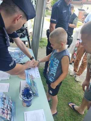 Policjanci podczas pikniku rodzinnego