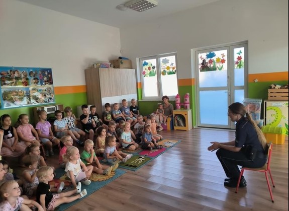 policjantka rozmawia z dziećmi o bezpieczeństwie