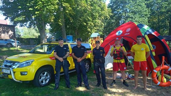 policjanci pozują z ratownikami wopr