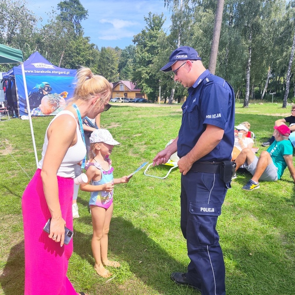 policjant rozmawia z dzieckiem o bezpieczeństwie