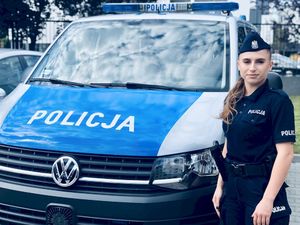 policjantka stoi przy radiowozie
