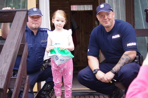 policjanci rozmawiają o bezpieczeństwie