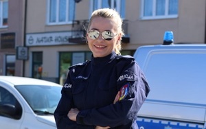 policjantka stoi na ulicy