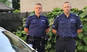 Policjanci, którzy uratowali kobietę. Od lewej: ml. asp. Mariusz Wawszczak, sierż. szt. Mariusz Tomporowski