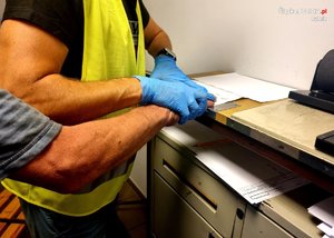 pobieranie odcisków palców zatrzymanego mężczyzny