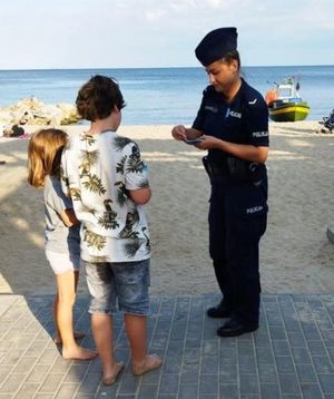 Policjantka spotkała się z plażującymi