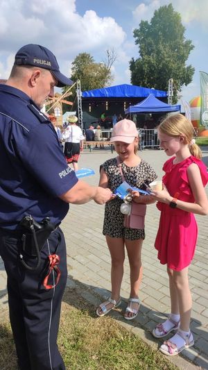 Policjant rozdawał dzieciom ulotki
