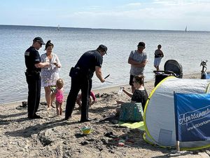 Policjanci patrolowali plażę