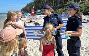 Policjanci patrolowali plażę