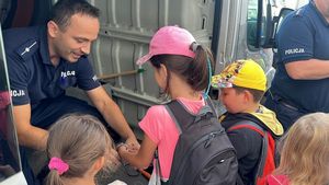 Policjanci prezentowali radiowóz