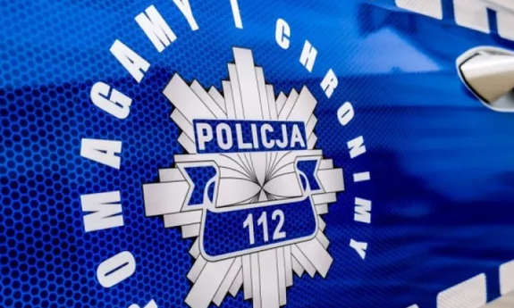 logo Pomagamy i chronimy na drzwiach radiowozu policyjnego