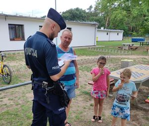 Policjant spotkał się z plażowiczamu