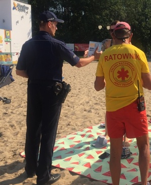 Policjant patroluje plażę