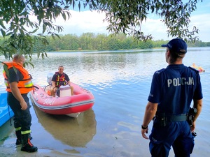 Policjant patroluj plaże