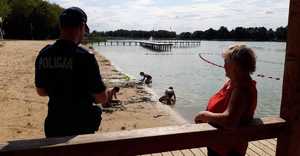 Policjant patroluje plażę