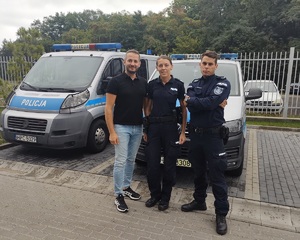 Na tle radiowozów pozują policjanci: podkomisarz Mariusz Cywiński, sierżant sztabowy Mirosława Wiśniewska oraz sierżant Łukasz Krusiński.
