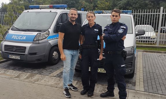 Na tle radiowozów pozują policjanci: podkomisarz Mariusz Cywiński, sierżant sztabowy Mirosława Wiśniewska oraz sierżant Łukasz Krusiński.